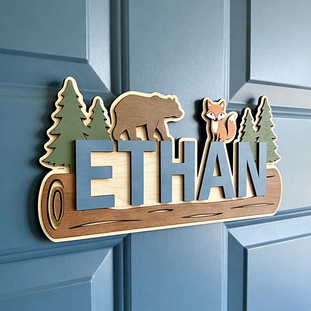 Baby Nursery Name Sign - ป้ายไม้สลักชื่อสัตว์ป่า หมี สุนัขจิ้งจอก ต้นสน ขนาด 25