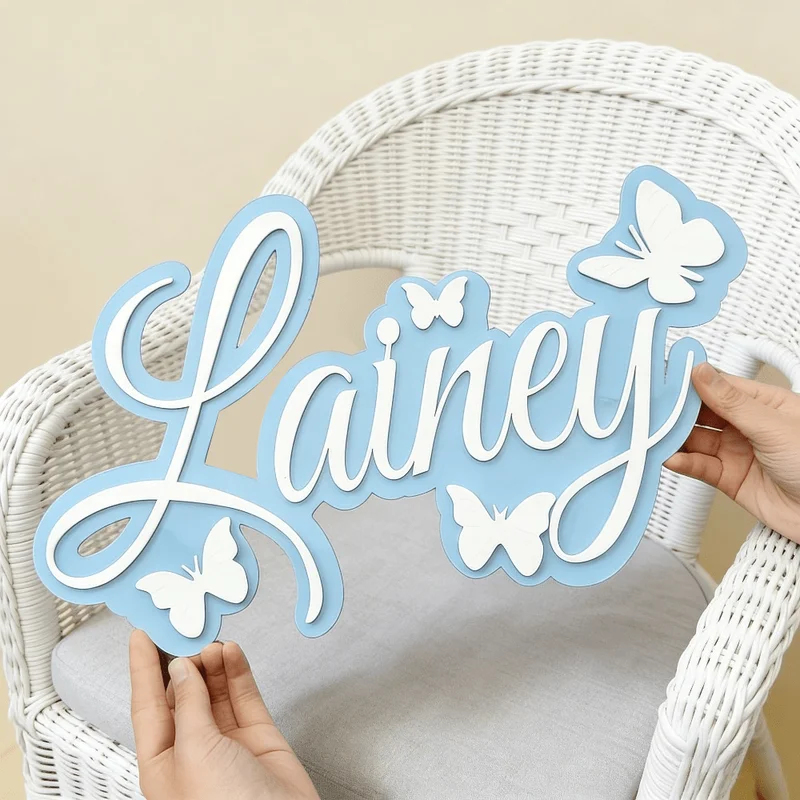 Baby Nursery Wall - ป้ายชื่อเด็กแบบส่วนตัว ดีไซน์สีฟ้าพร้อมผีเสื้อสีขาว ของตกแต่งผนังสไตล์มินิมอลสำหรับห้องเด็ก
